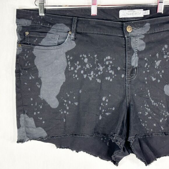 Torrid Plus Size 28 Denim Shorts Black Bleached Raw Hem Cut Off 3 Inch Jean 1648 - Picture 3 of 10